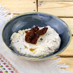 Pasta serowa z czosnkiem i pomidorami