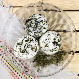 Ser z suszonym czosnkiem niedźwiedzim