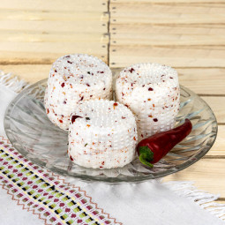 Ser z domową ostrą papryką