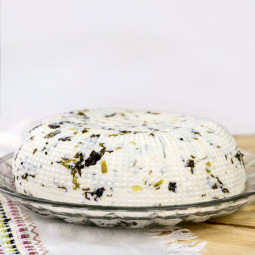 Ser z kiszonym czosnkiem niedźwiedzim